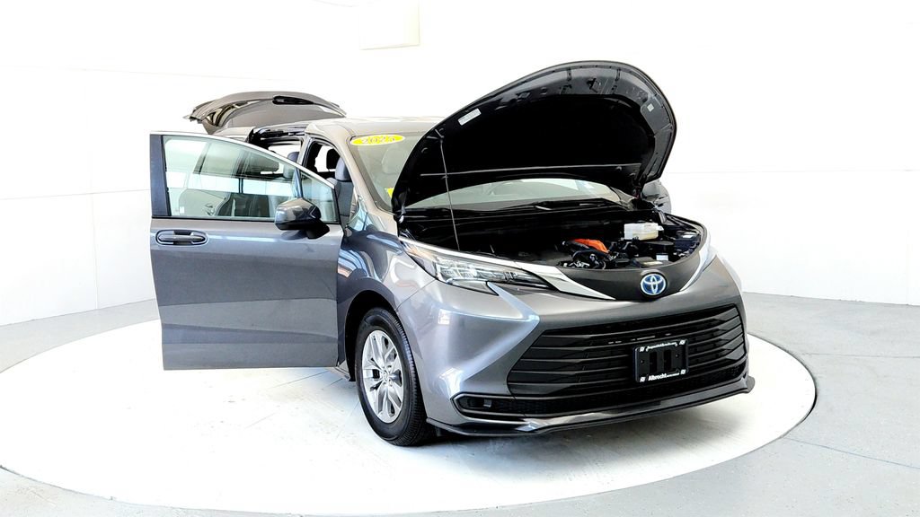 Certified 2025 Toyota Sienna LE AWD/4WD image 9