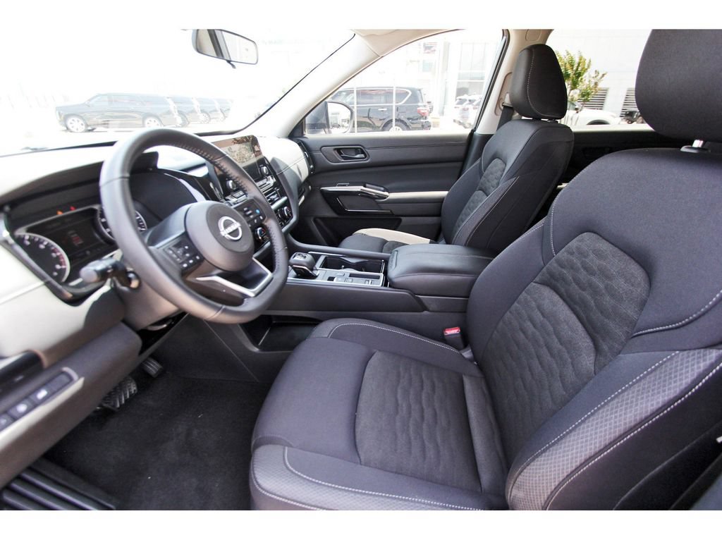 Used 2025 Nissan Pathfinder SV FWD image 13
