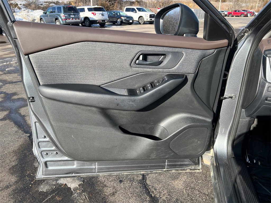 Used 2023 Nissan Rogue S image 11