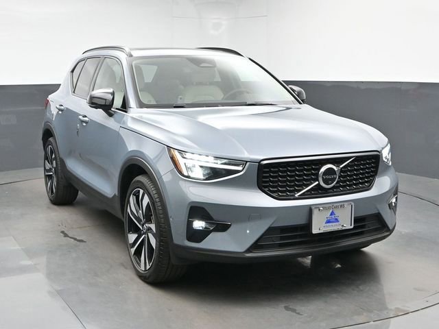 Used 2023 Volvo XC40 B5 Plus w/ Protection Package Premier AWD/4WD image 2
