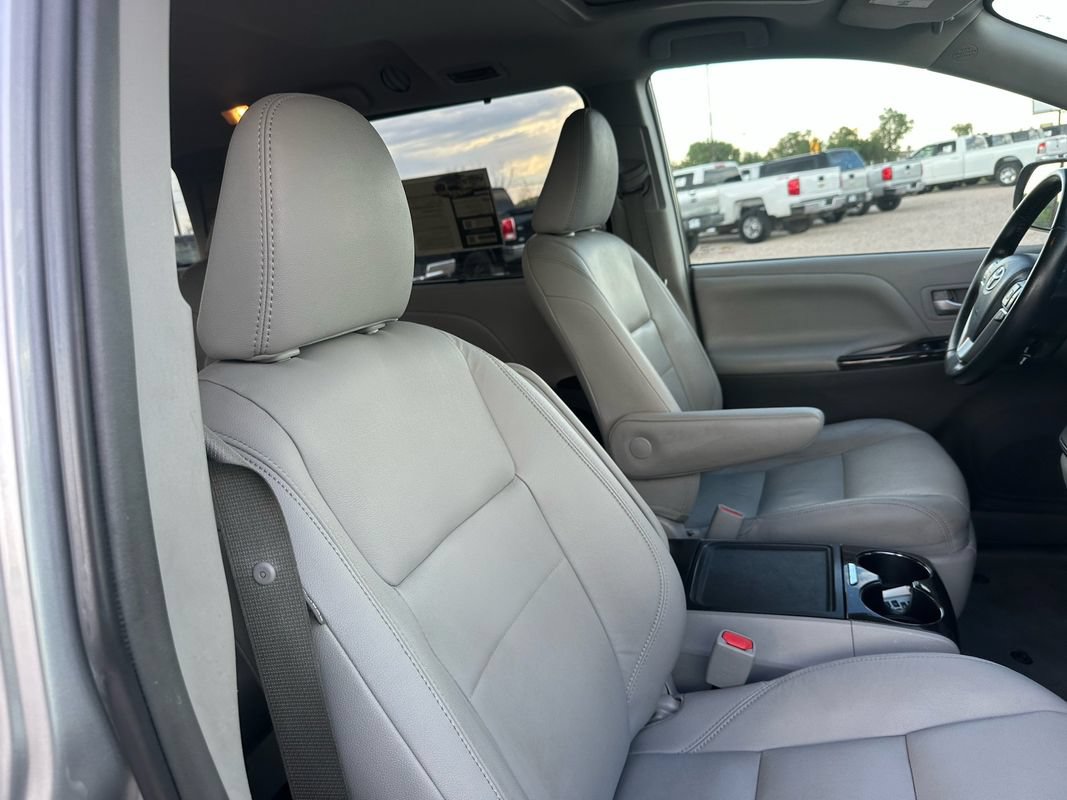 Used 2018 Toyota Sienna XLE w/ XLE Navigation Package AWD/4WD image 16