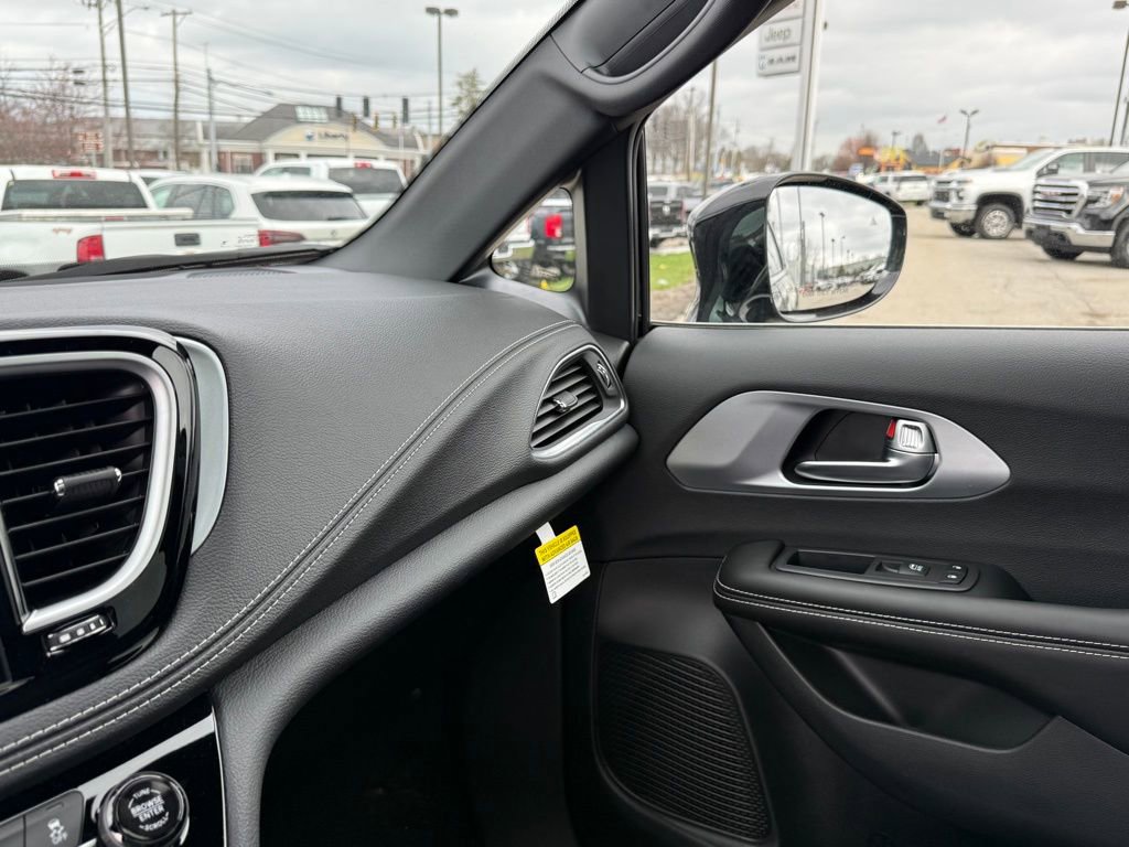 New 2026 Chrysler Pacifica Limited image 21