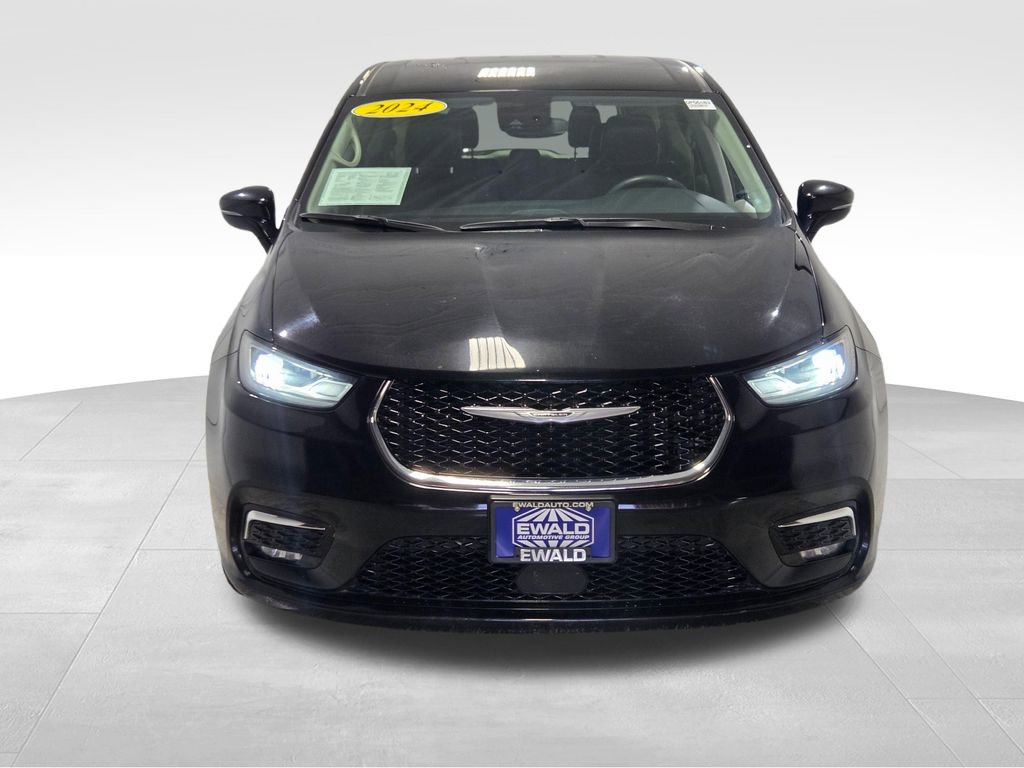 Used 2024 Chrysler Pacifica Touring-L FWD image 19