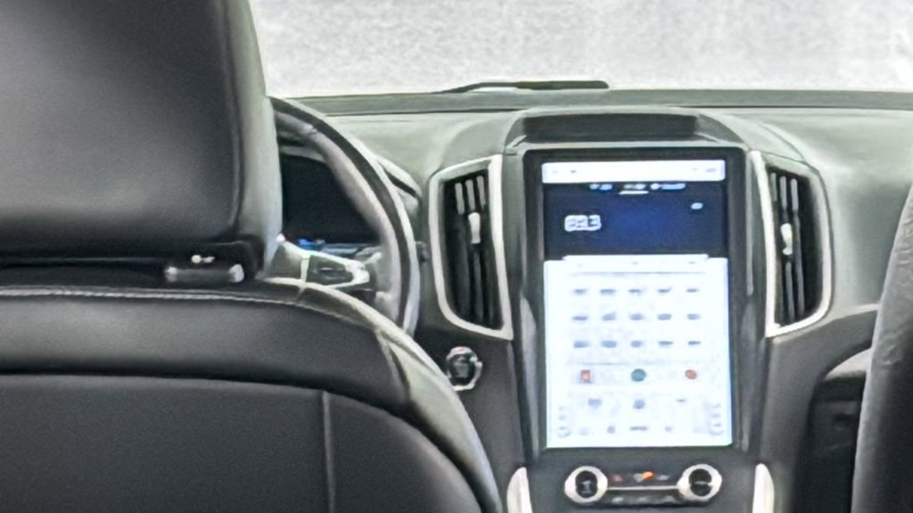 Used 2023 Ford Edge SEL image 16