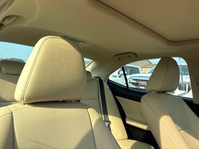 Used 2016 Lexus IS 200t RWD image 38