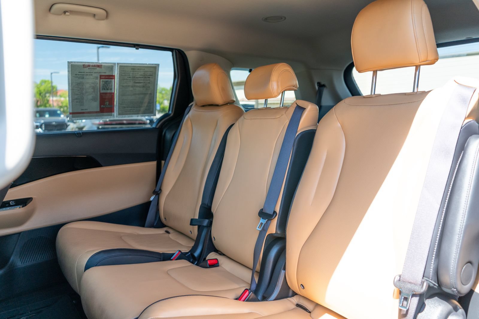 Used 2024 Kia Carnival EX FWD image 18