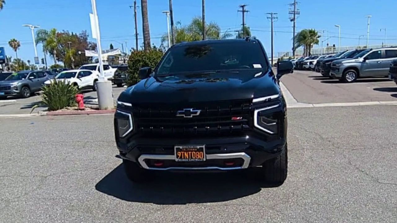 Used 2025 Chevrolet Tahoe Z71 w/ Comfort Package AWD/4WD image 3