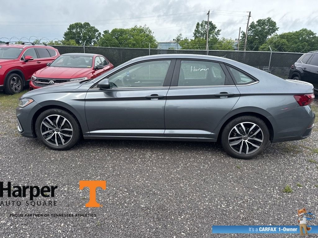 Used 2025 Volkswagen Jetta SE w/ Sunroof Package FWD image 2