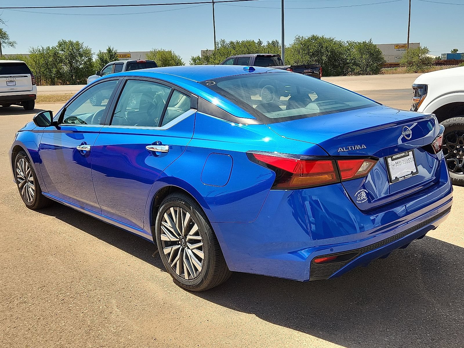 Used 2025 Nissan Altima 2.5 SV FWD image 2
