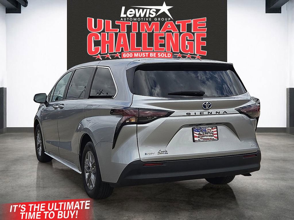 Used 2025 Toyota Sienna LE image 3