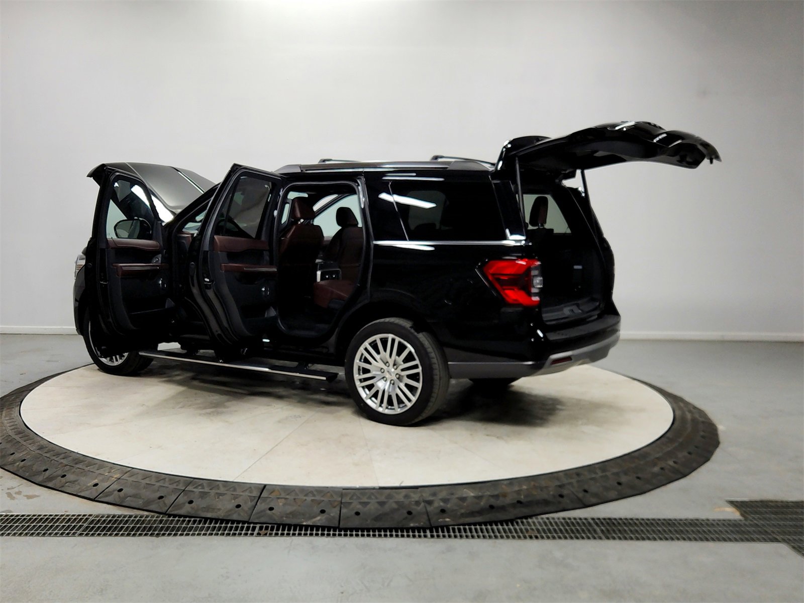 Used 2024 Ford Expedition Limited image 13