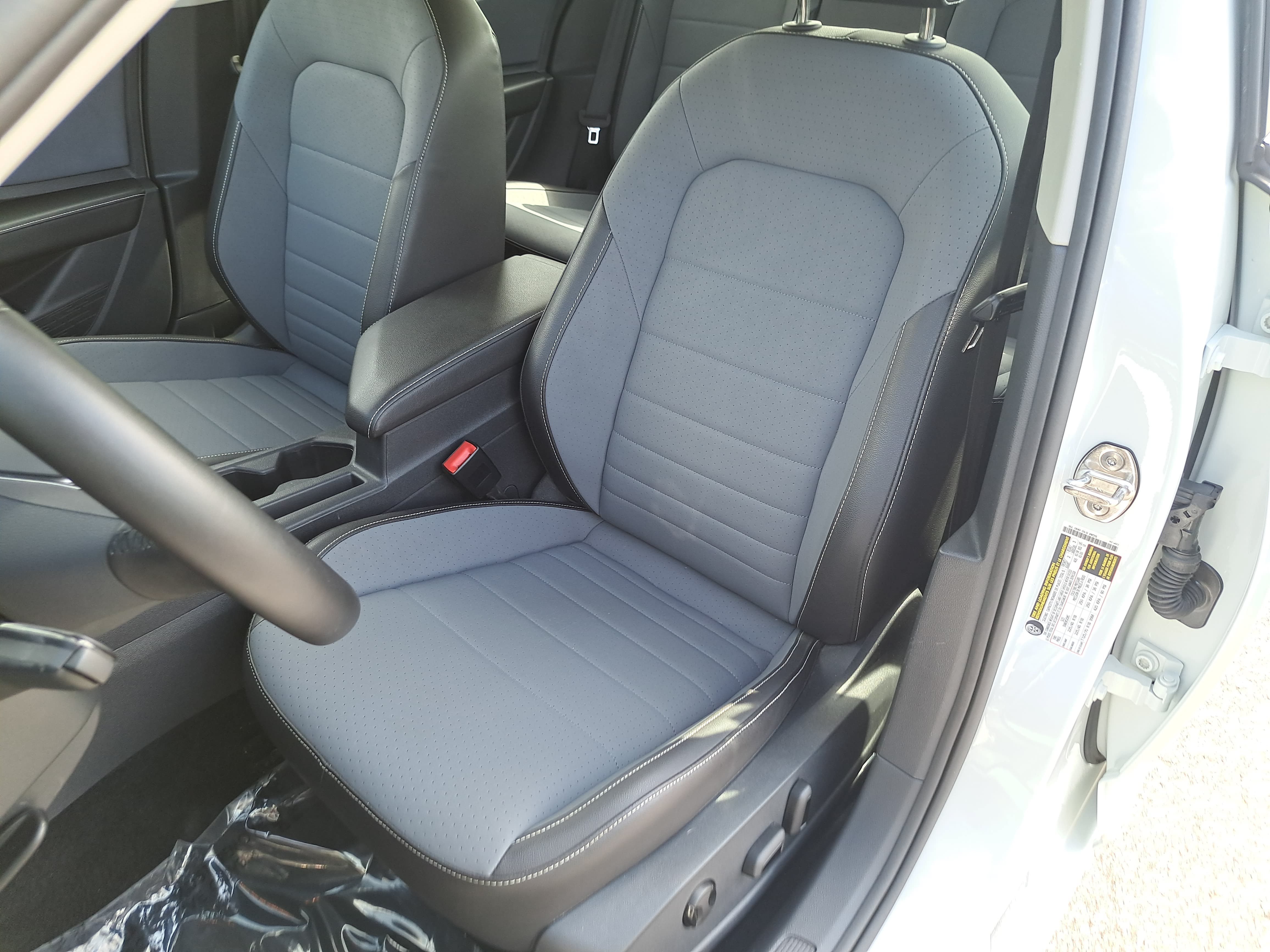 Certified 2025 Volkswagen Jetta SE w/ Black Wheel Package FWD image 14