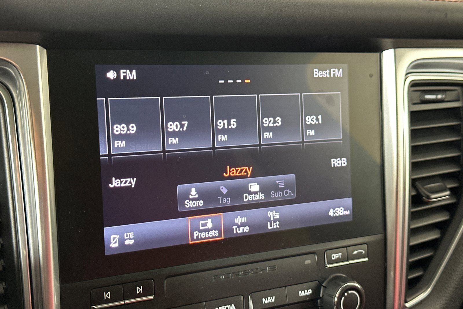 Used 2018 Porsche Macan AWD/4WD image 17