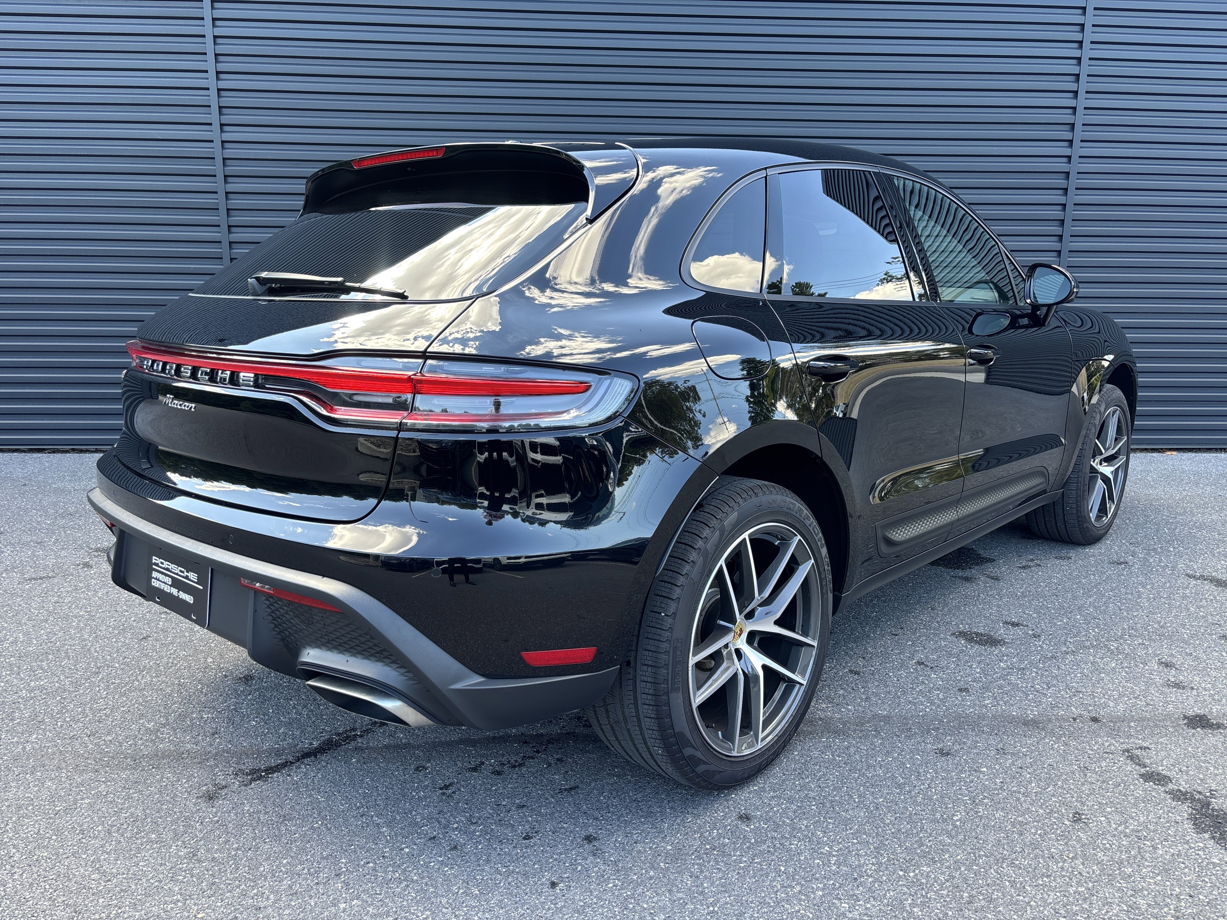 Certified 2025 Porsche Macan image 5