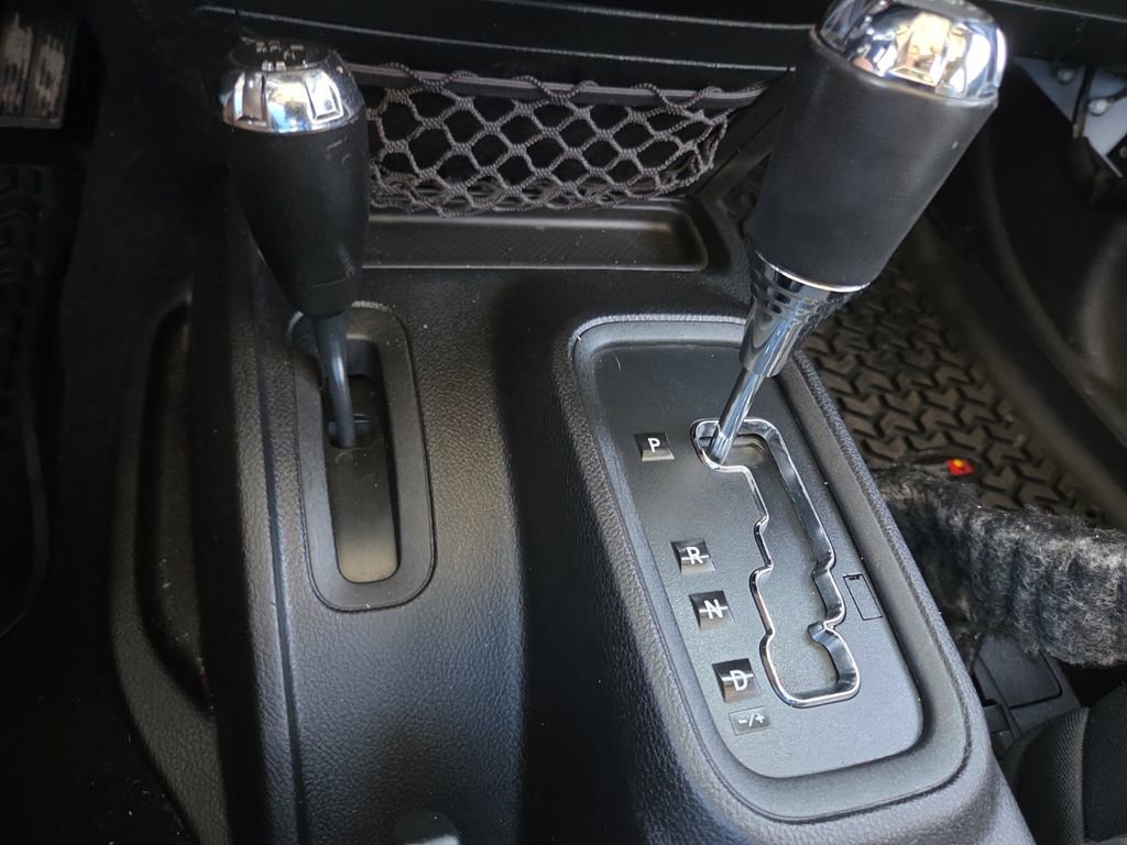 Used 2015 Jeep Wrangler Rubicon w/ Power Convenience Group image 17