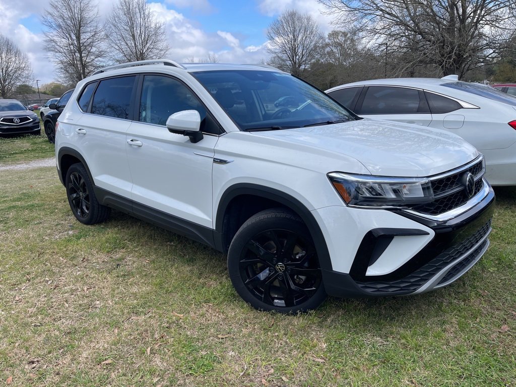 Used 2024 Volkswagen Taos SE image 2