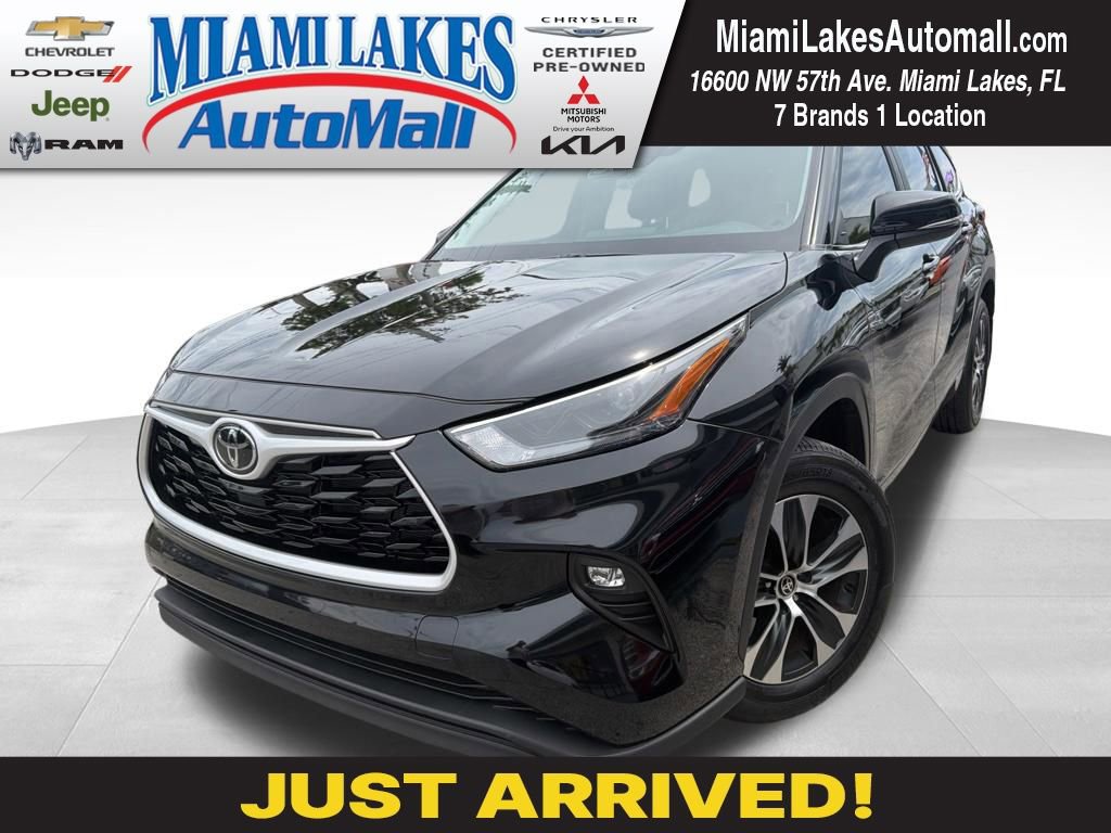 Used 2025 Toyota Highlander XLE FWD image 1