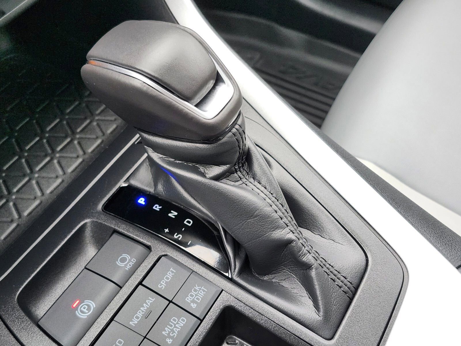 Used 2025 Toyota RAV4 XLE Premium image 26