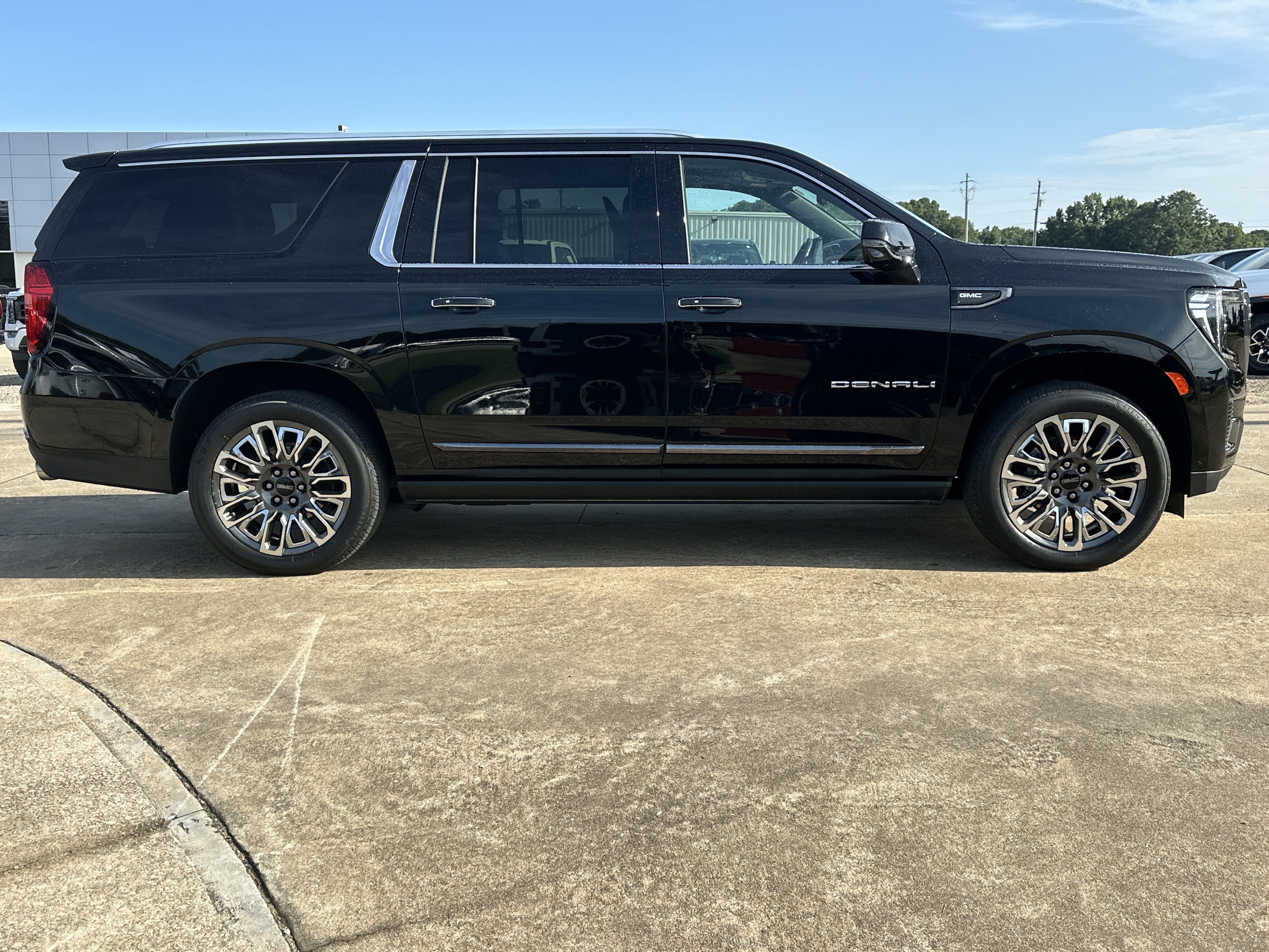 Certified 2023 GMC Yukon XL Denali Ultimate AWD/4WD image 4