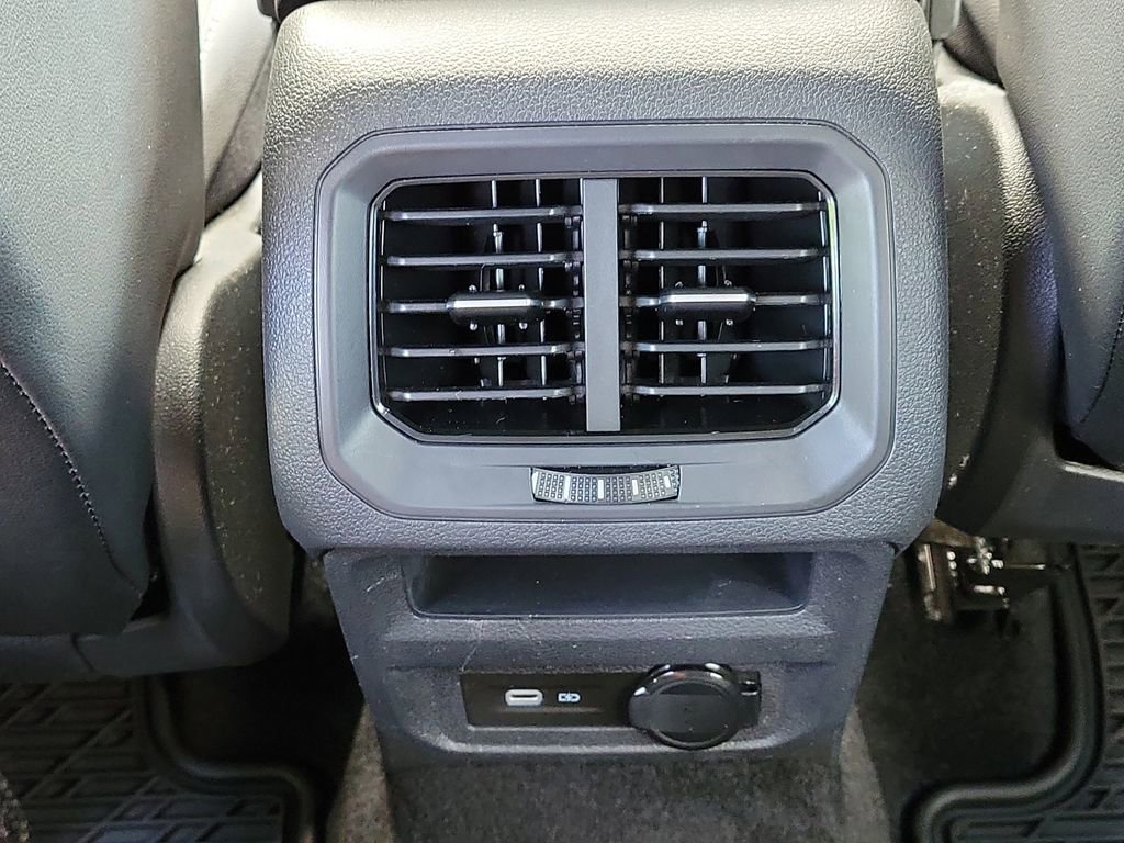 Used 2023 Volkswagen Tiguan SE R-Line image 13