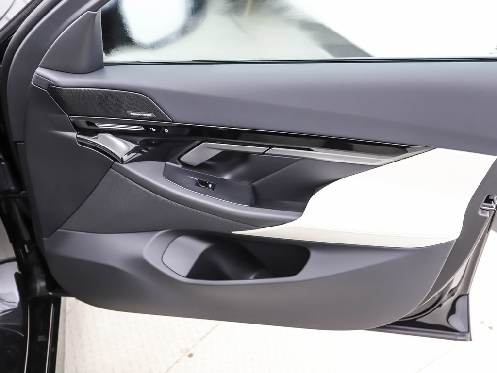 Certified 2025 BMW 530i xDrive w/ M Sport Package image 28