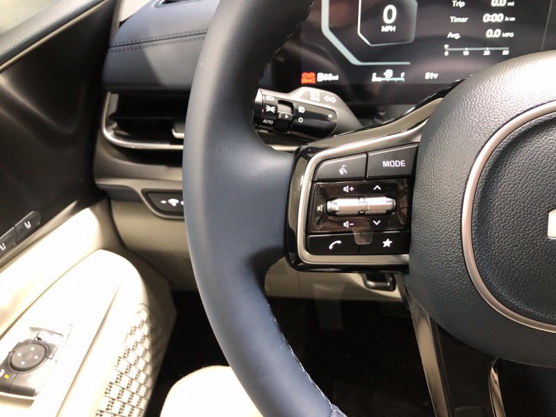 New 2026 Kia Carnival SX w/ SX Dark Edition Package FWD image 24