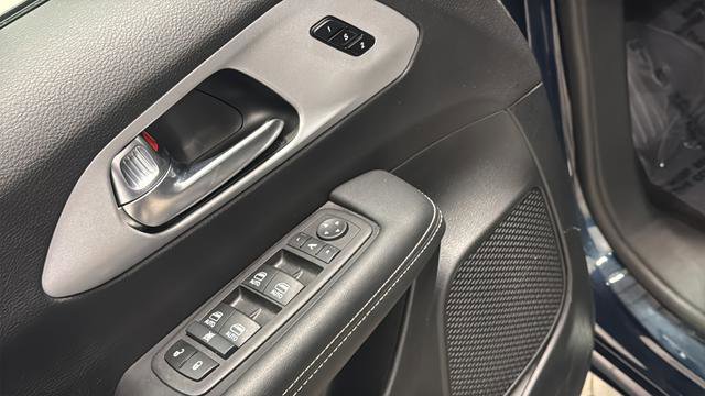 Used 2025 Chrysler Pacifica Limited image 33