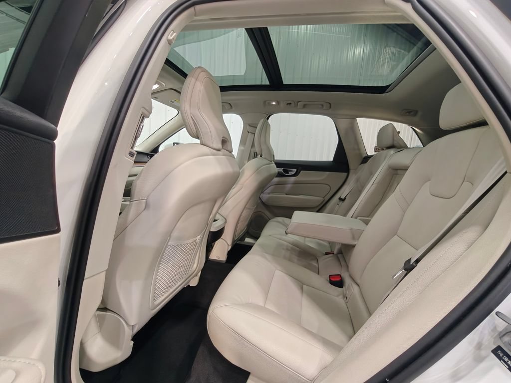 Used 2022 Volvo XC60 B5 Momentum AWD/4WD image 29