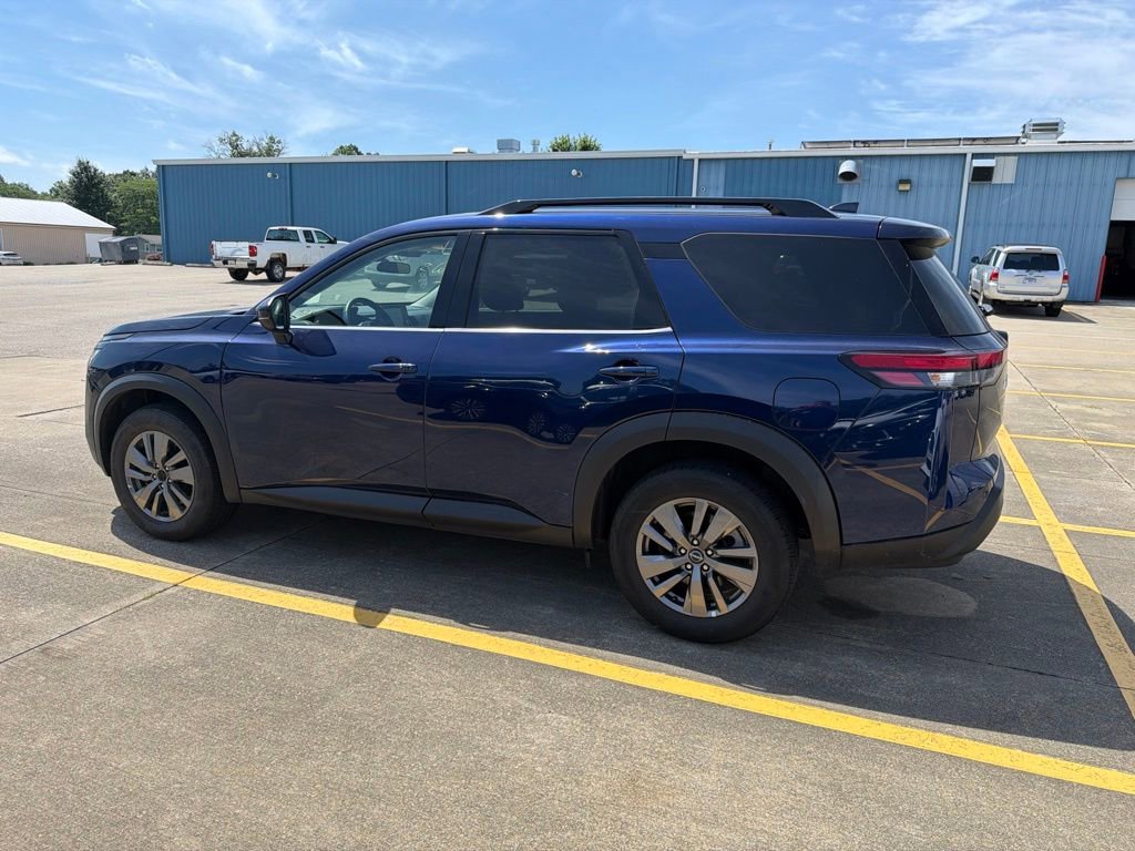 Used 2025 Nissan Pathfinder SV FWD image 2