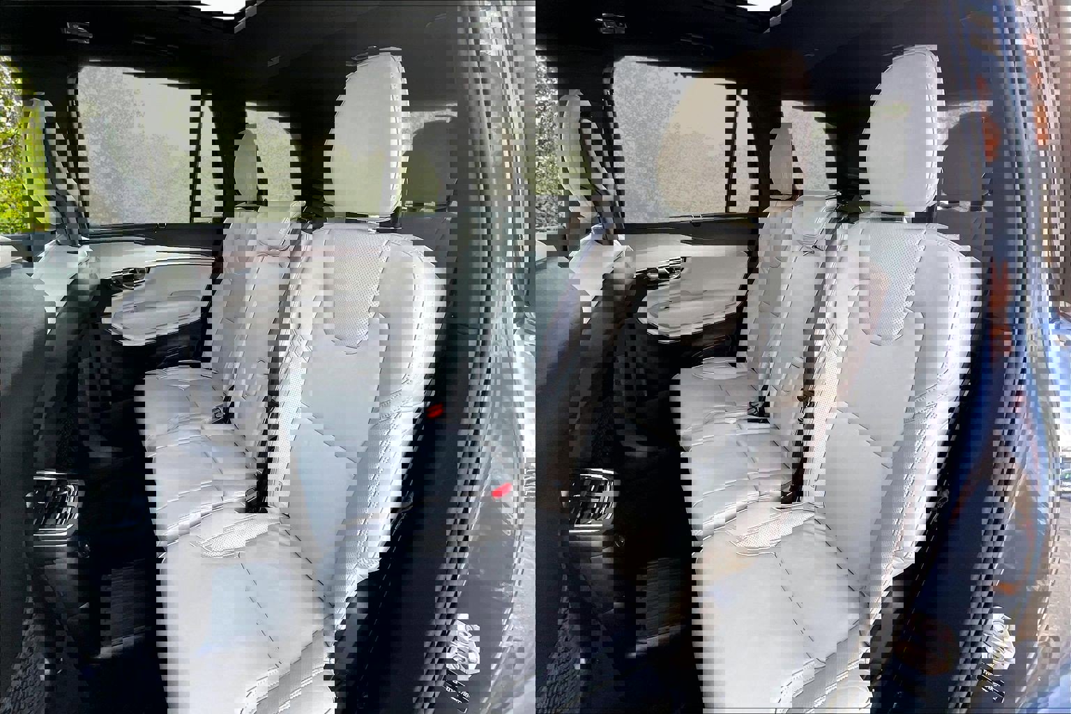 Used 2022 Volvo XC90 T8 R-Design w/ Advanced Package image 26