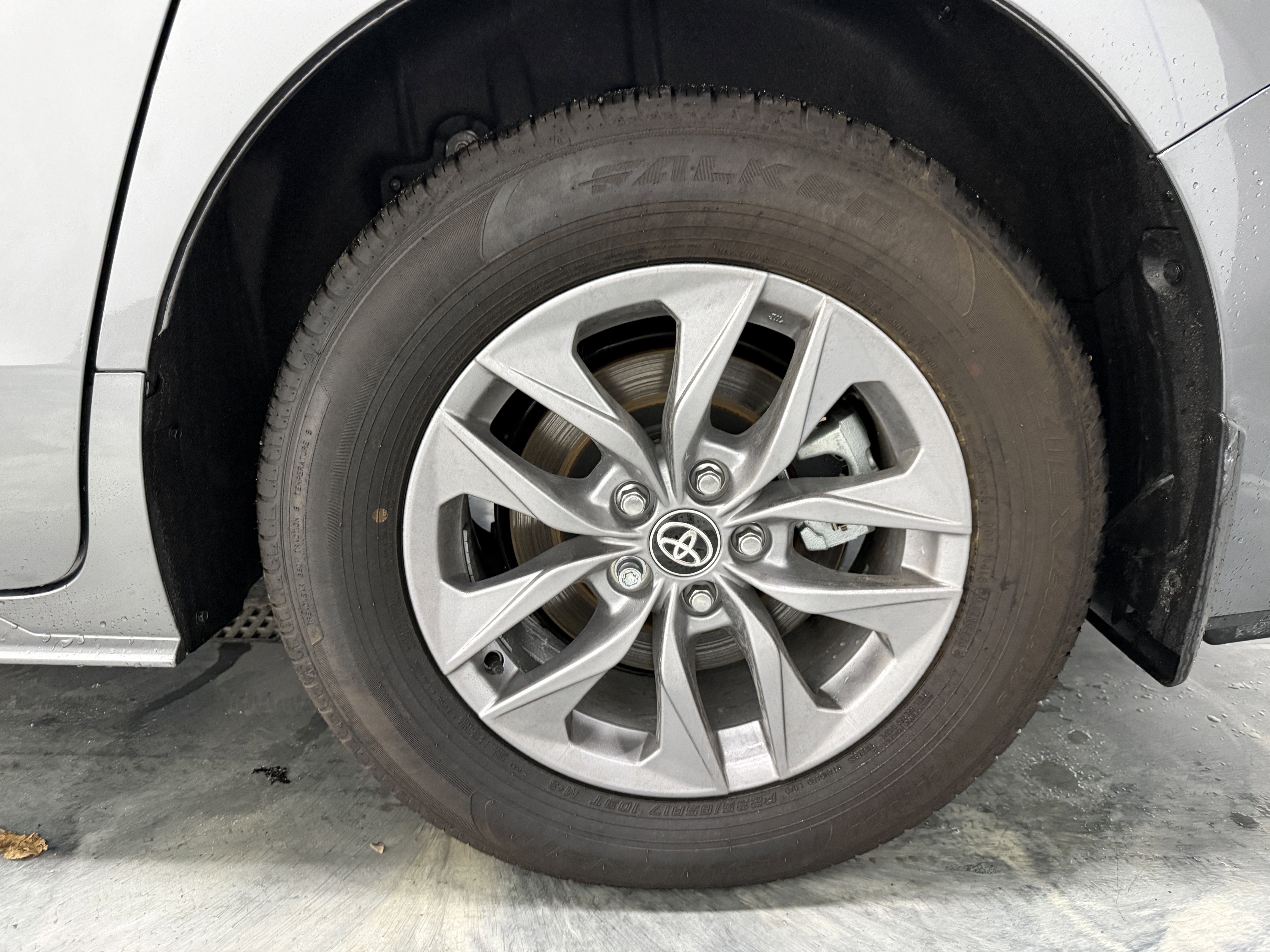 Used 2026 Toyota Sienna XLE image 33