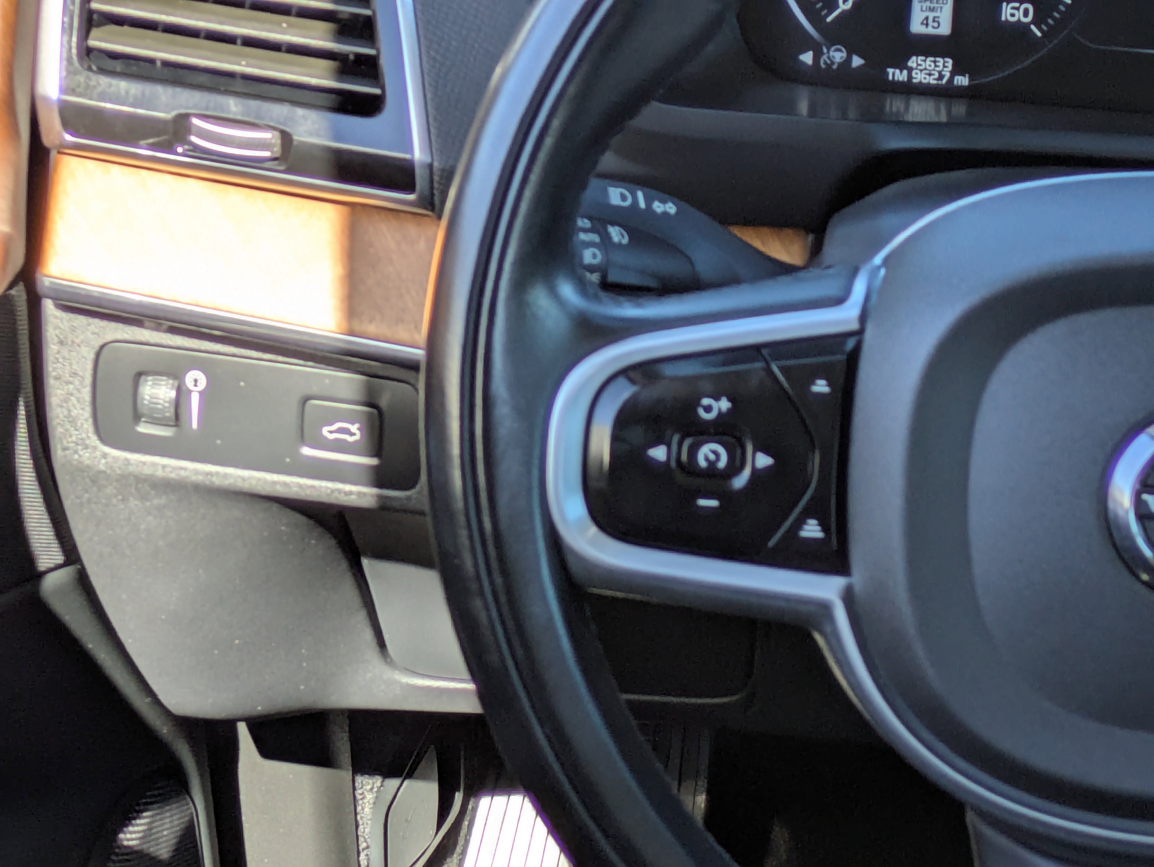 Used 2022 Volvo XC90 T5 Momentum w/ Advanced Package image 24