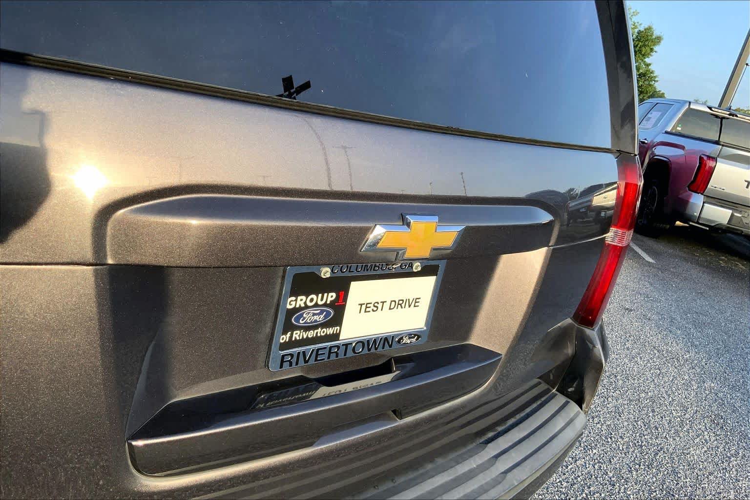 Used 2017 Chevrolet Suburban LT RWD image 10