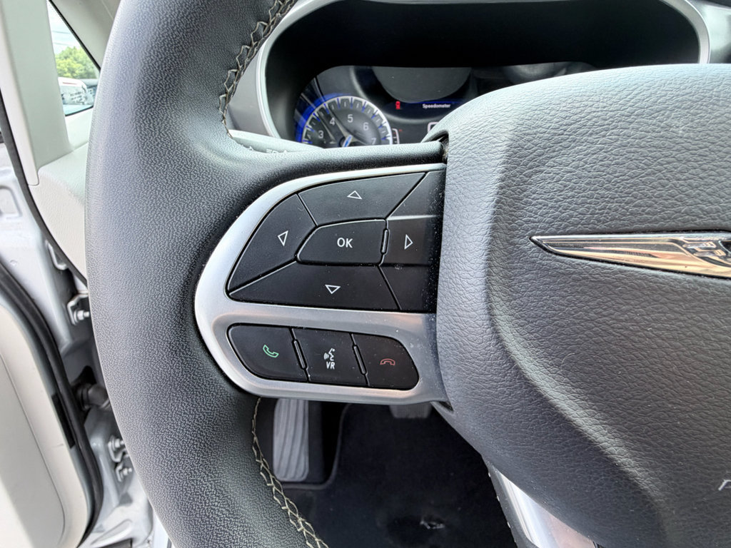 Used 2024 Chrysler Pacifica Touring-L FWD image 14