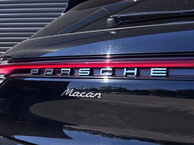 Certified 2022 Porsche Macan AWD/4WD image 29