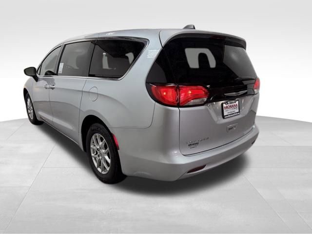 Used 2022 Chrysler Voyager LX FWD image 11