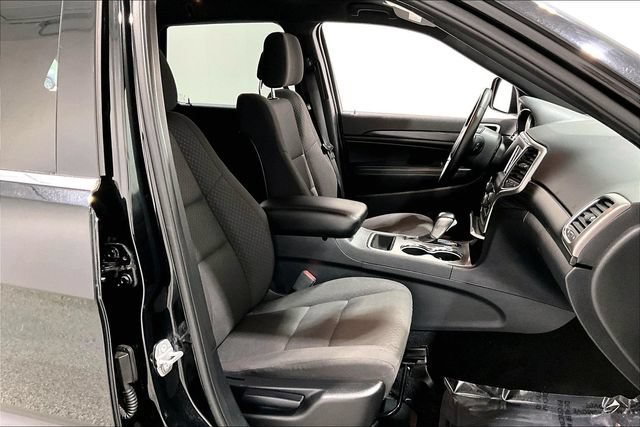 Used 2020 Jeep Grand Cherokee Laredo AWD/4WD image 37