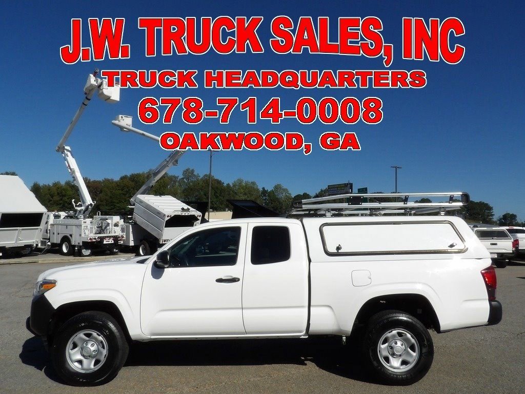 Used 2022 Toyota Tacoma SR image 2