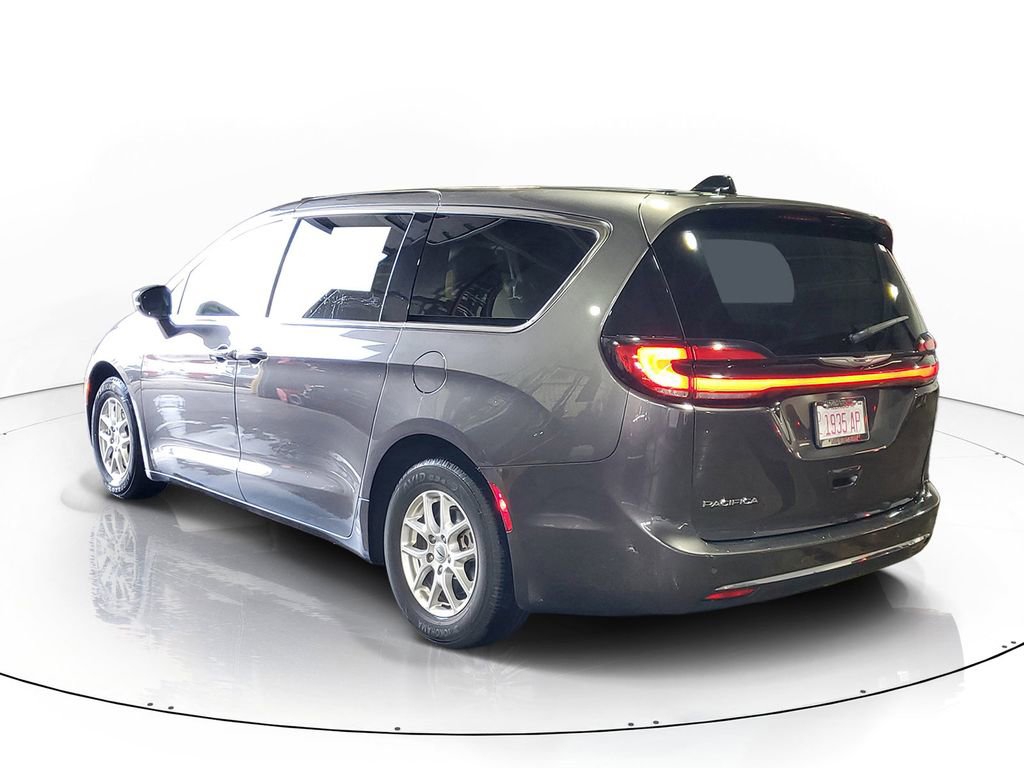 Used 2023 Chrysler Pacifica Touring-L FWD image 3