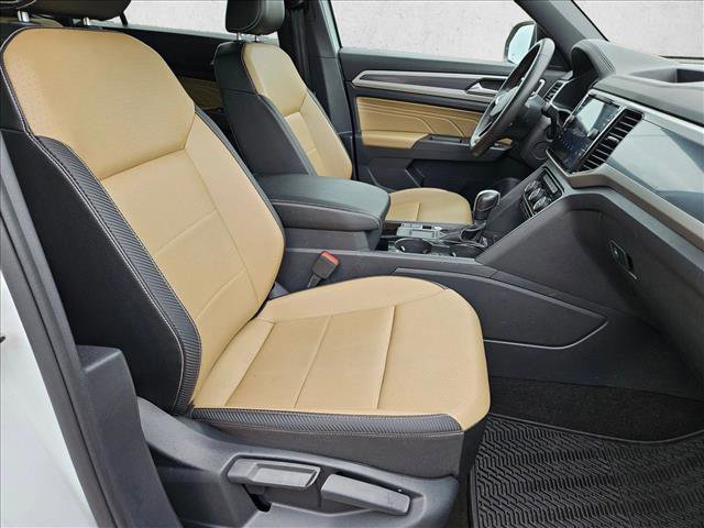 Used 2022 Volkswagen Atlas Cross Sport SE w/ Panoramic Sunroof Package FWD image 17