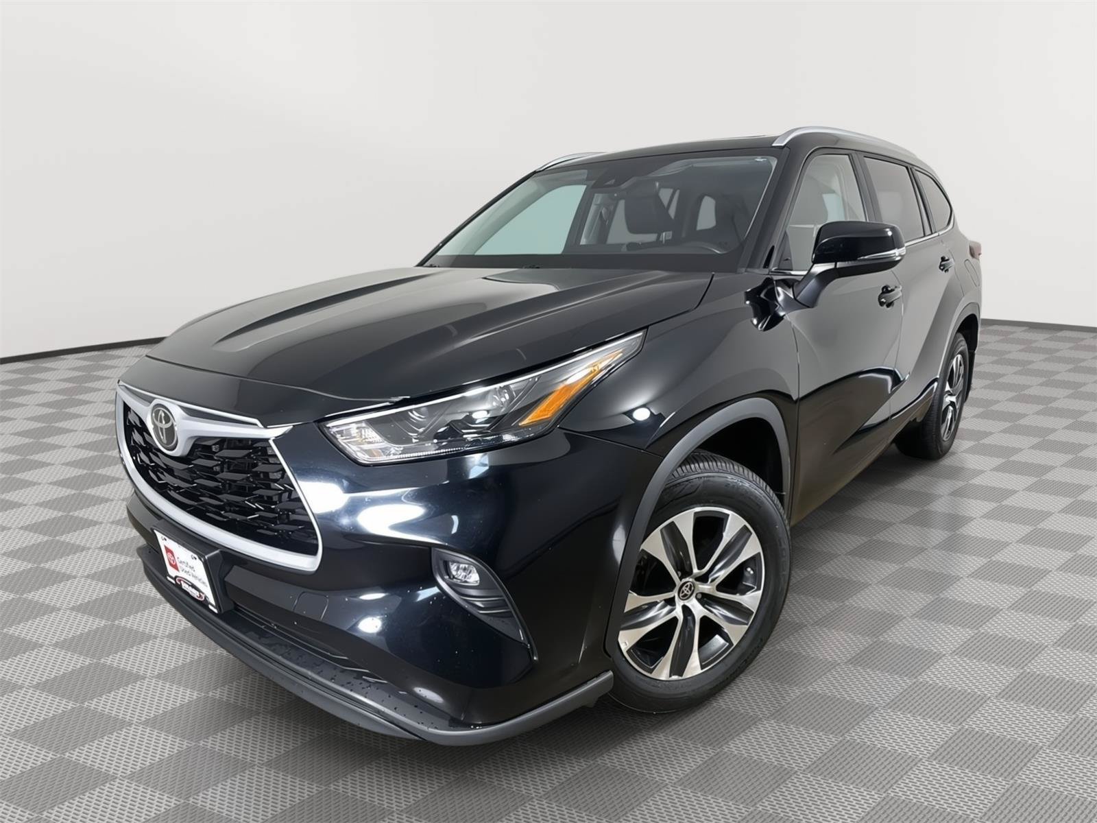 Used 2024 Toyota Highlander XLE AWD/4WD image 1