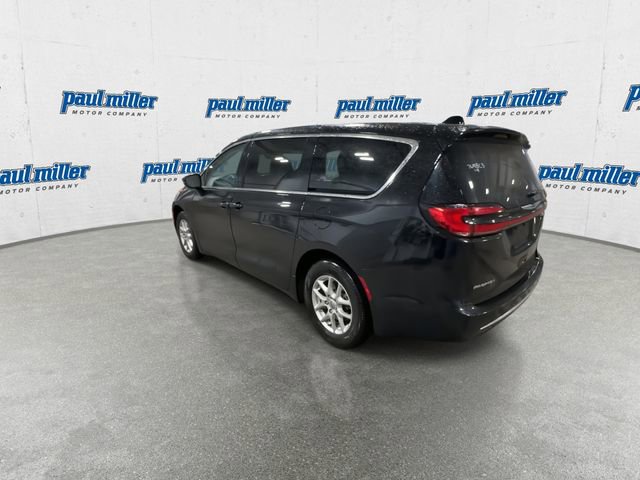 Used 2024 Chrysler Pacifica Touring-L image 8