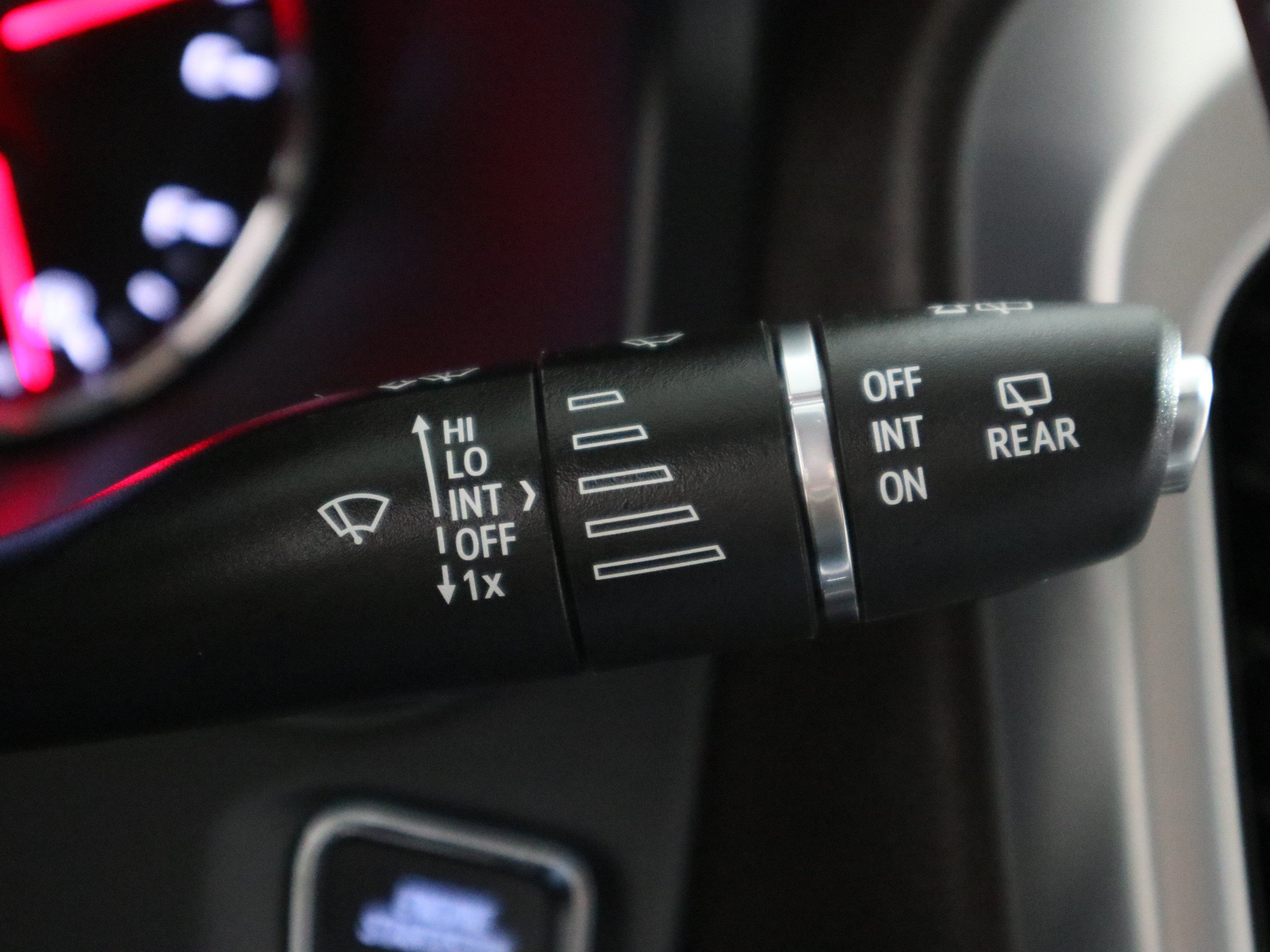 Used 2023 GMC Acadia SLT w/ Technology Package FWD image 31