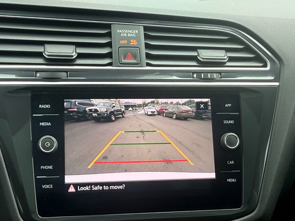 Used 2022 Volkswagen Tiguan SE w/ Panoramic Sunroof Package AWD/4WD image 15