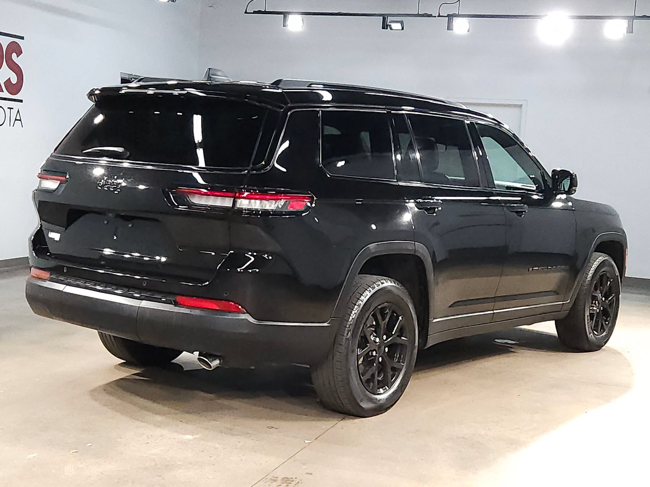 Used 2025 Jeep Grand Cherokee L Laredo RWD image 7