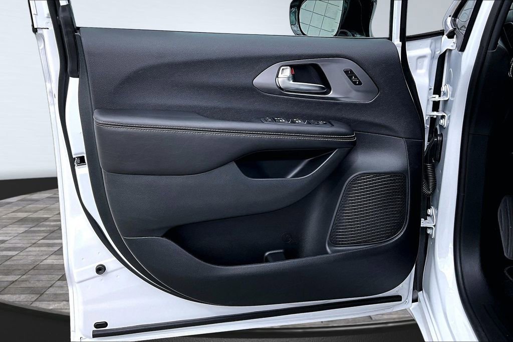 New 2026 Chrysler Pacifica Select FWD image 13