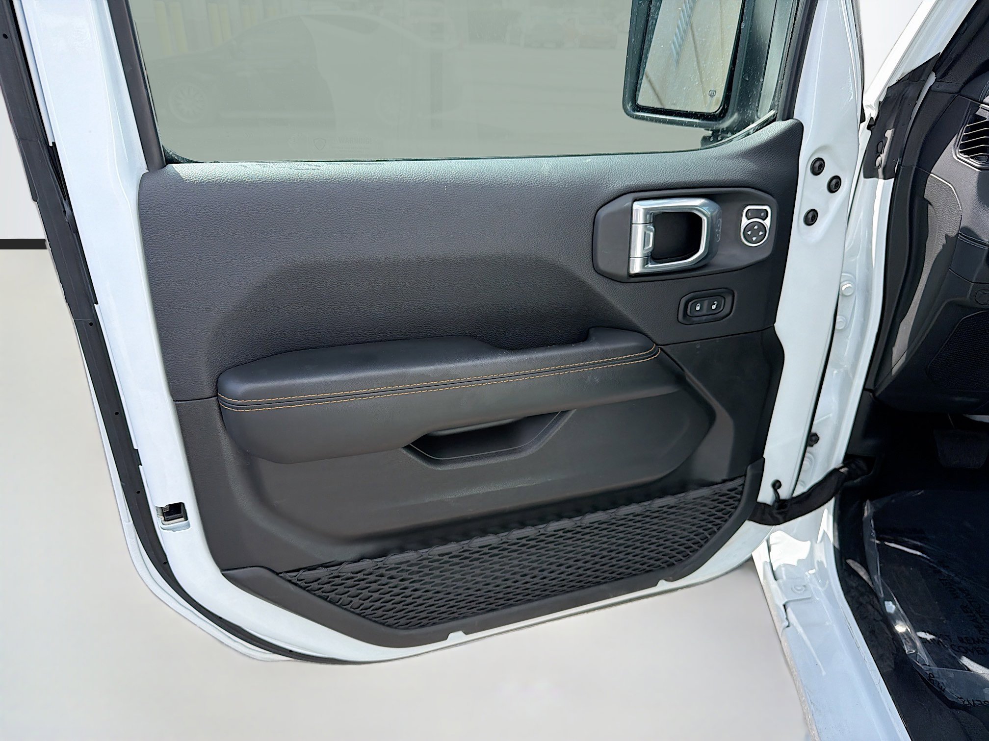 Used 2025 Jeep Wrangler Sahara image 21