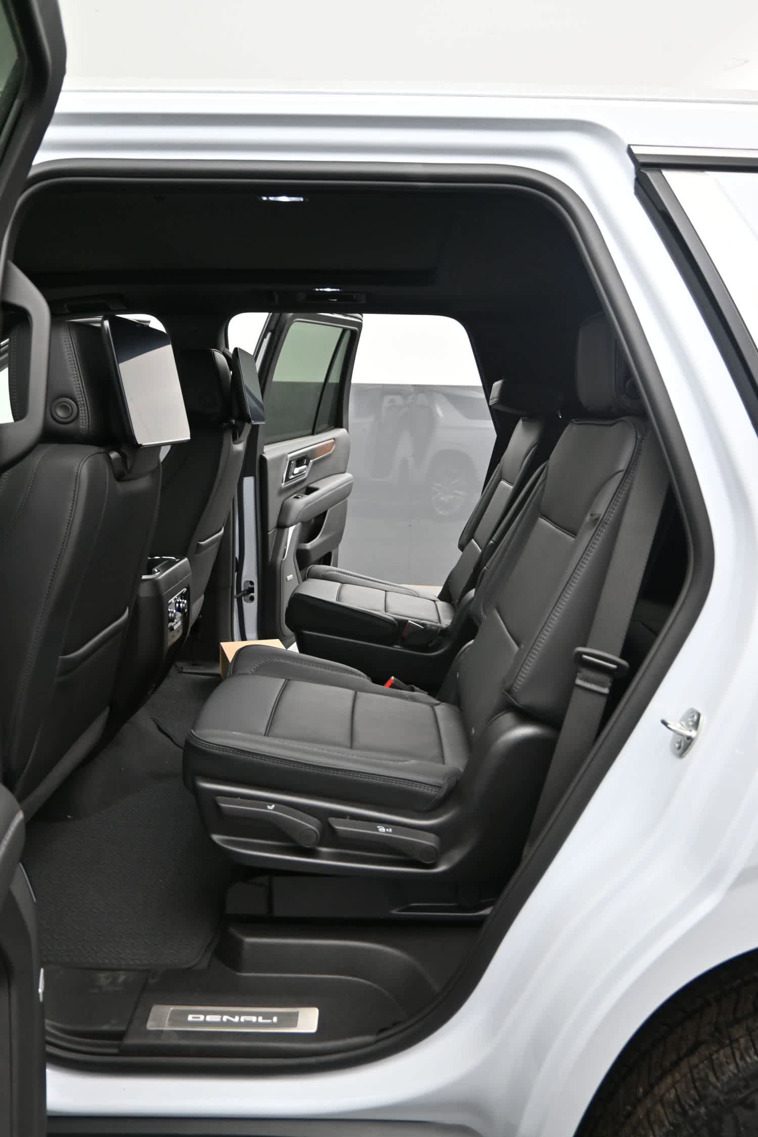 New 2026 GMC Yukon Denali w/ Denali Reserve Package image 14