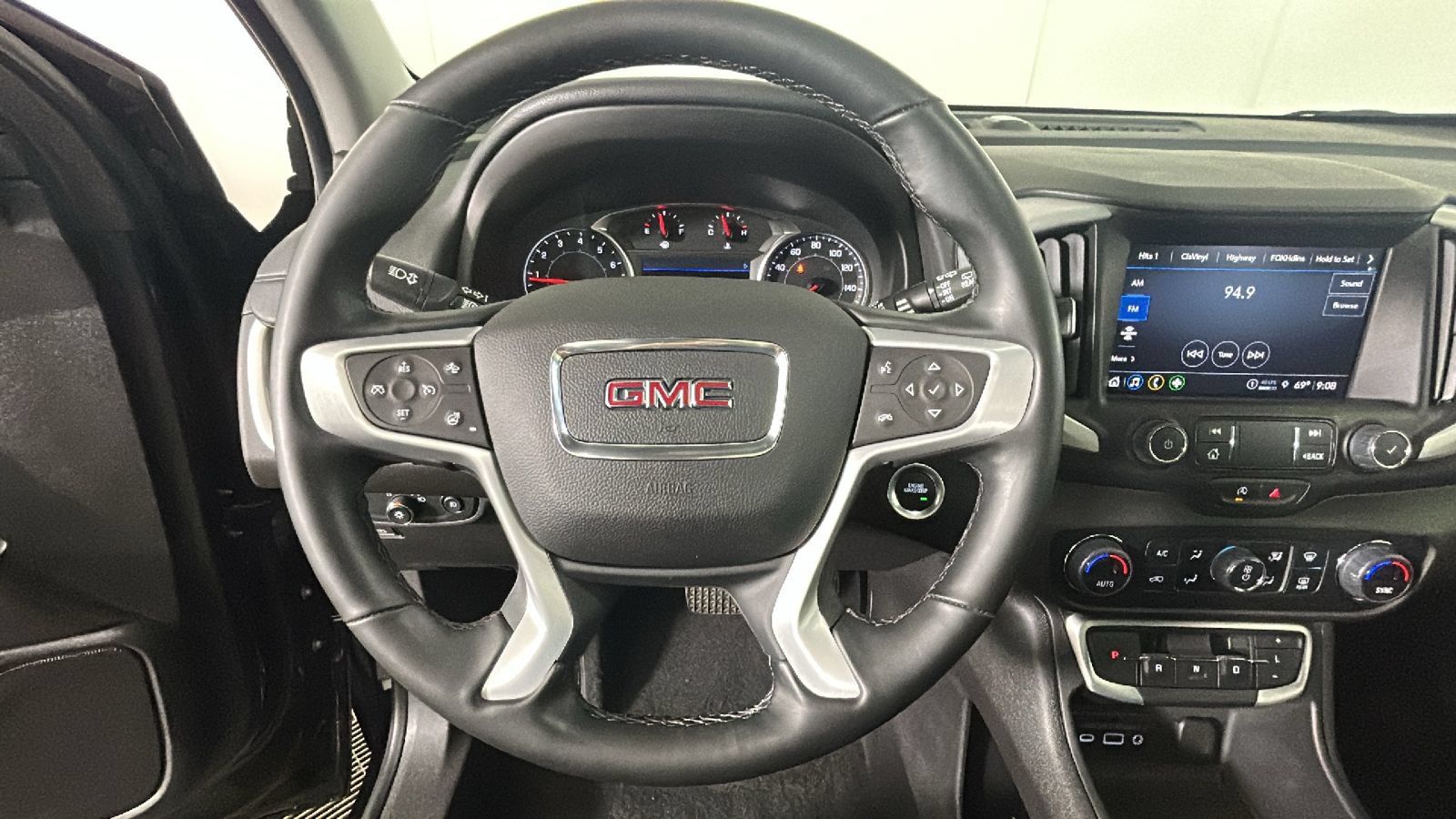 Used 2024 GMC Terrain SLT w/ Elevation Edition FWD image 16