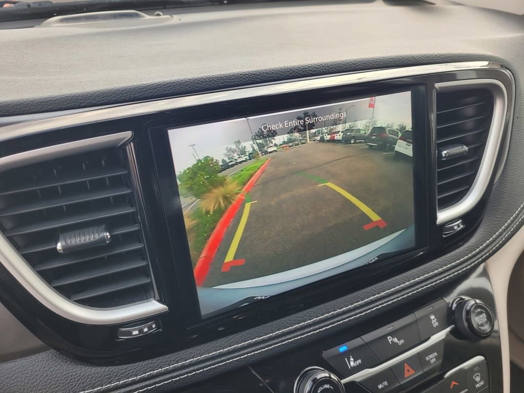 Used 2024 Chrysler Pacifica Select image 15